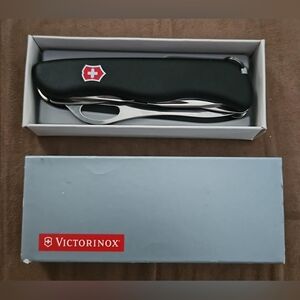 Victorinox Swiss Army Knife : One Hand  TREKKER (BRAND NEW)